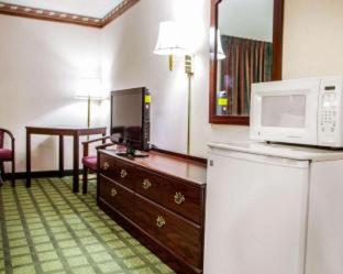 Efficiency Queen Room with Two Queen Beds - Non Smoking  interior